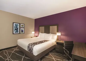 La Quinta Inn & Suites by Wyndham Dallas Northeast-Arboretum hotel thumbnail 8