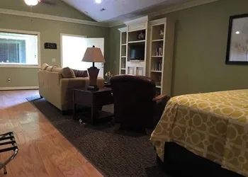 Southern Comfort Suites hotel thumbnail 4