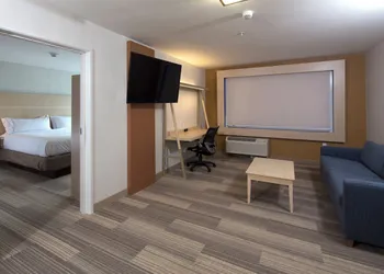Holiday Inn Express & Suites Gaylord by IHG hotel thumbnail 3