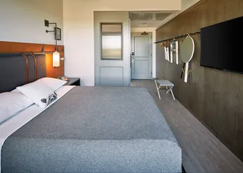 Moxy Denver Cherry Creek hotel thumbnail 8