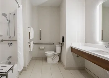 Holiday Inn Express & Suites Kelowna - East by IHG hotel thumbnail 7