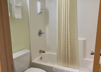 Budget Inn hotel thumbnail 5