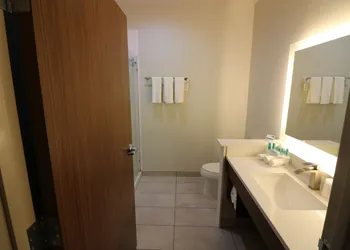 Holiday Inn Express & Suites Coffeyville by IHG hotel thumbnail 2