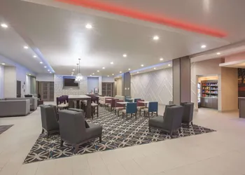 La Quinta Inn & Suites by Wyndham San Marcos Outlet Mall hotel thumbnail 2