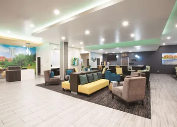 La Quinta Inn & Suites by Wyndham Tulsa Broken Arrow hotel thumbnail 2