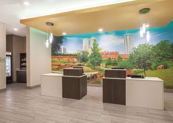 La Quinta Inn & Suites by Wyndham Tulsa Broken Arrow hotel thumbnail 3