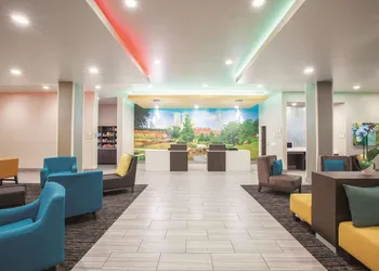 La Quinta Inn & Suites by Wyndham Tulsa Broken Arrow hotel thumbnail 4