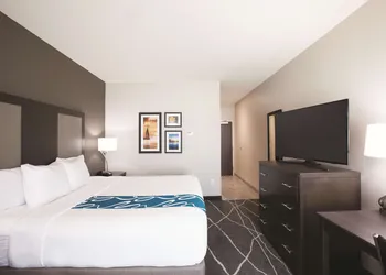 La Quinta Inn & Suites by Wyndham Tulsa Broken Arrow hotel thumbnail 8