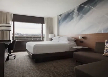 Newark Liberty International Airport Marriott hotel thumbnail 6
