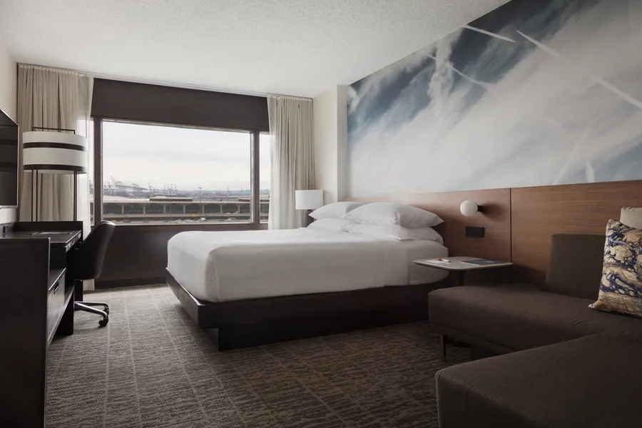 Newark Liberty International Airport Marriott hotel detail image 6