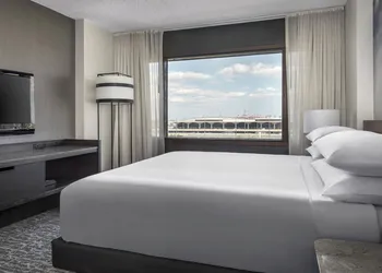 Newark Liberty International Airport Marriott hotel thumbnail 8