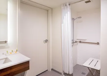 Holiday Inn Newport News - Hampton by IHG hotel thumbnail 5