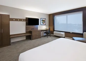Holiday Inn Express & Suites Okemos - University Area by IHG hotel thumbnail 3