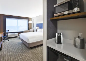 Holiday Inn Express & Suites Okemos - University Area by IHG hotel thumbnail 8