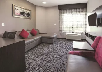 La Quinta Inn & Suites by Wyndham Amarillo Airport hotel thumbnail 7