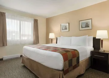 Days Inn by Wyndham Montreal East hotel thumbnail 6