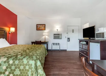 Econo Lodge Lee - Great Barrington hotel thumbnail 8