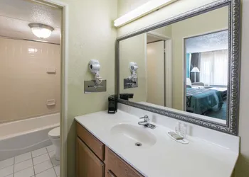 Super 8 by Wyndham Duncan OK hotel thumbnail 8