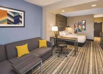 La Quinta Inn & Suites by Wyndham Atlanta South - McDonough hotel thumbnail 6
