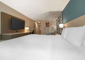 Best Western Plus Temecula Wine Country Hotel &Suites hotel thumbnail 7