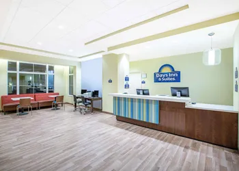 Days Inn & Suites by Wyndham Kearney hotel thumbnail 2