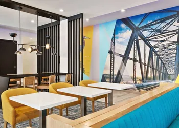 La Quinta Inn & Suites by Wyndham Richmond-Sugarland hotel thumbnail 5