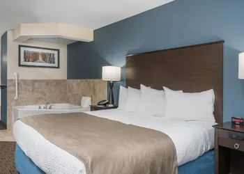 AmericInn by Wyndham Windom hotel thumbnail 3
