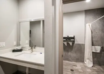 Americas Best Value Inn & Suites NE Houston Downtown I-610 hotel thumbnail 6