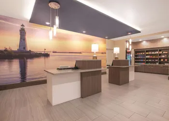 La Quinta Inn & Suites by Wyndham Buffalo Amherst hotel thumbnail 2