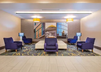 La Quinta Inn & Suites by Wyndham Buffalo Amherst hotel thumbnail 3