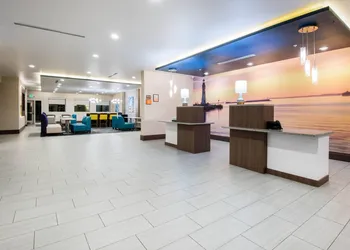 La Quinta Inn & Suites by Wyndham Buffalo Amherst hotel thumbnail 4