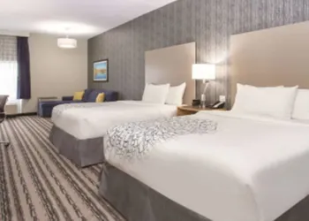 La Quinta Inn & Suites by Wyndham Buffalo Amherst hotel thumbnail 6