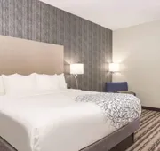 La Quinta Inn & Suites by Wyndham Buffalo Amherst hotel detail image 7