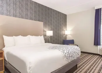 La Quinta Inn & Suites by Wyndham Buffalo Amherst hotel thumbnail 7
