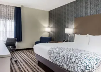 La Quinta Inn & Suites by Wyndham Buffalo Amherst hotel thumbnail 8