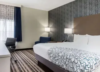 La Quinta Inn & Suites by Wyndham Buffalo Amherst hotel thumbnail 8