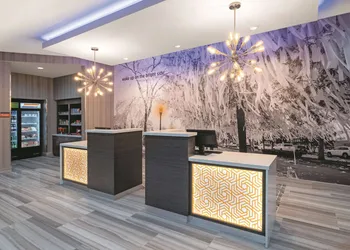 La Quinta Inn & Suites by Wyndham Opelika Auburn hotel thumbnail 3