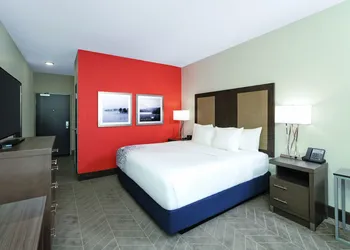 La Quinta Inn & Suites by Wyndham Opelika Auburn hotel thumbnail 5