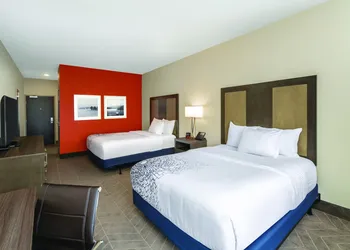 La Quinta Inn & Suites by Wyndham Opelika Auburn hotel thumbnail 6