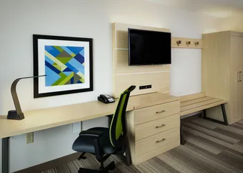 Holiday Inn Express & Suites Medford by IHG hotel thumbnail 8
