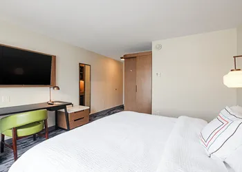 Fairfield Inn & Suites by Marriott Duluth Waterfront hotel thumbnail 6