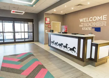 Hampton Inn Mustang hotel thumbnail 7