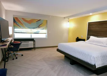 Tru by Hilton Lawrence hotel thumbnail 4