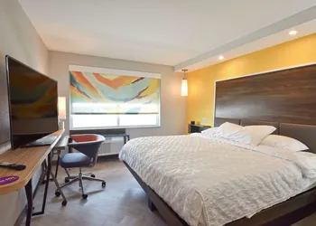 Tru by Hilton Lawrence hotel thumbnail 6