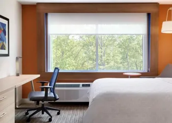Holiday Inn Express & Suites Atlanta Airport NE - Hapeville by IHG hotel thumbnail 3