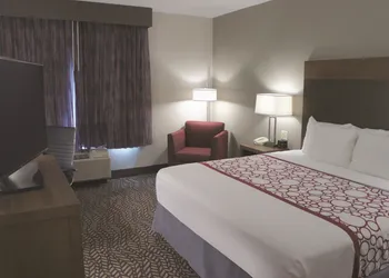 La Quinta Inn & Suites by Wyndham Tuscaloosa University hotel thumbnail 4