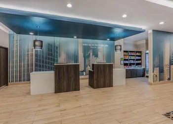 La Quinta Inn and Suites by Wyndham Houston Spring South hotel thumbnail 2