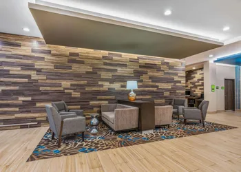 La Quinta Inn and Suites by Wyndham Houston Spring South hotel thumbnail 3