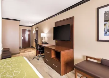 Comfort Suites Liberal North hotel thumbnail 7