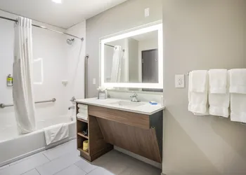 Holiday Inn Express & Suites Tulsa East - Catoosa by IHG hotel thumbnail 6